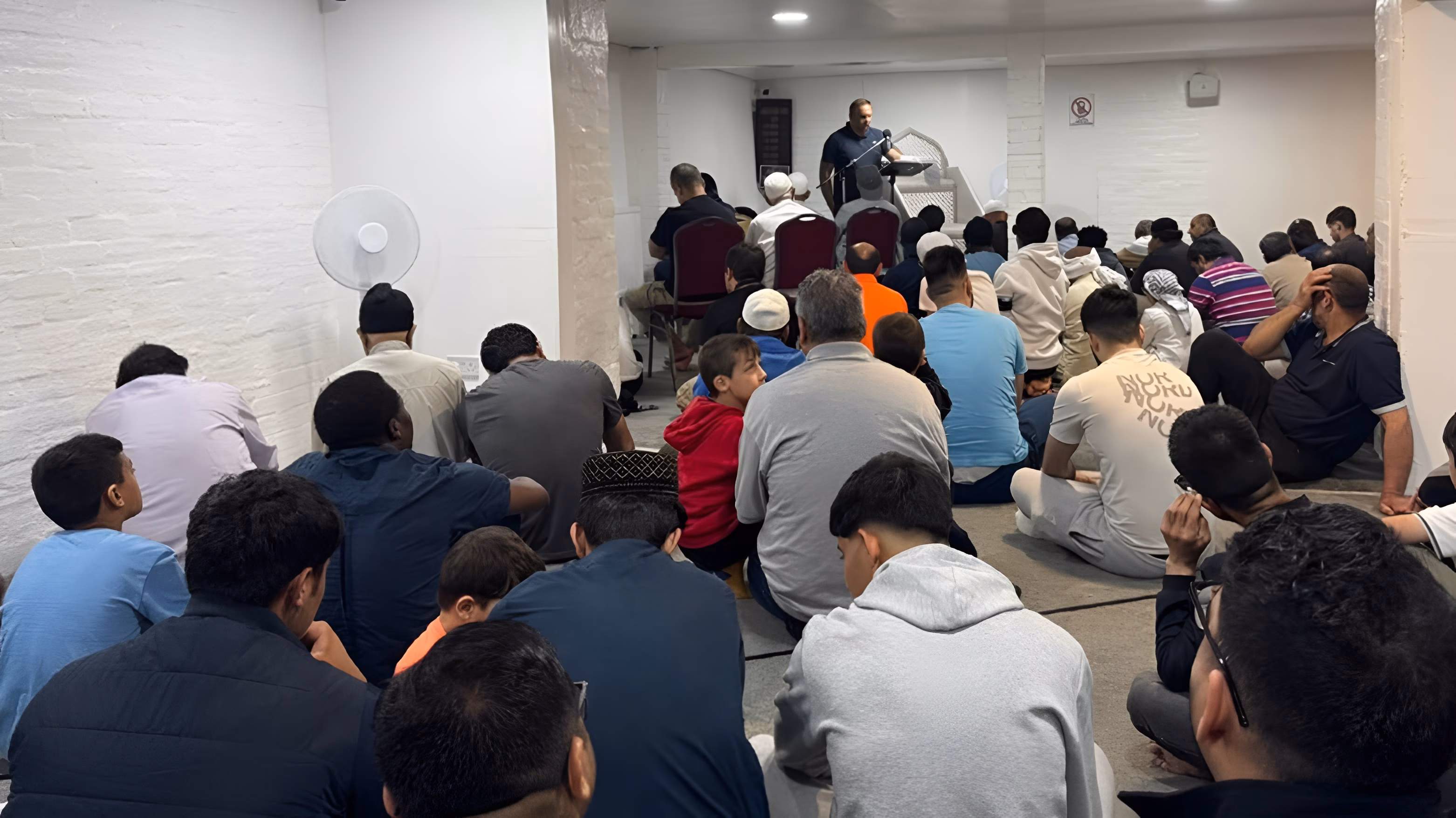هەرزەکارێک لە بەریتانیا ویستی مزگەوتێک بە 275 موسڵمانەوە بسووتێنێت 