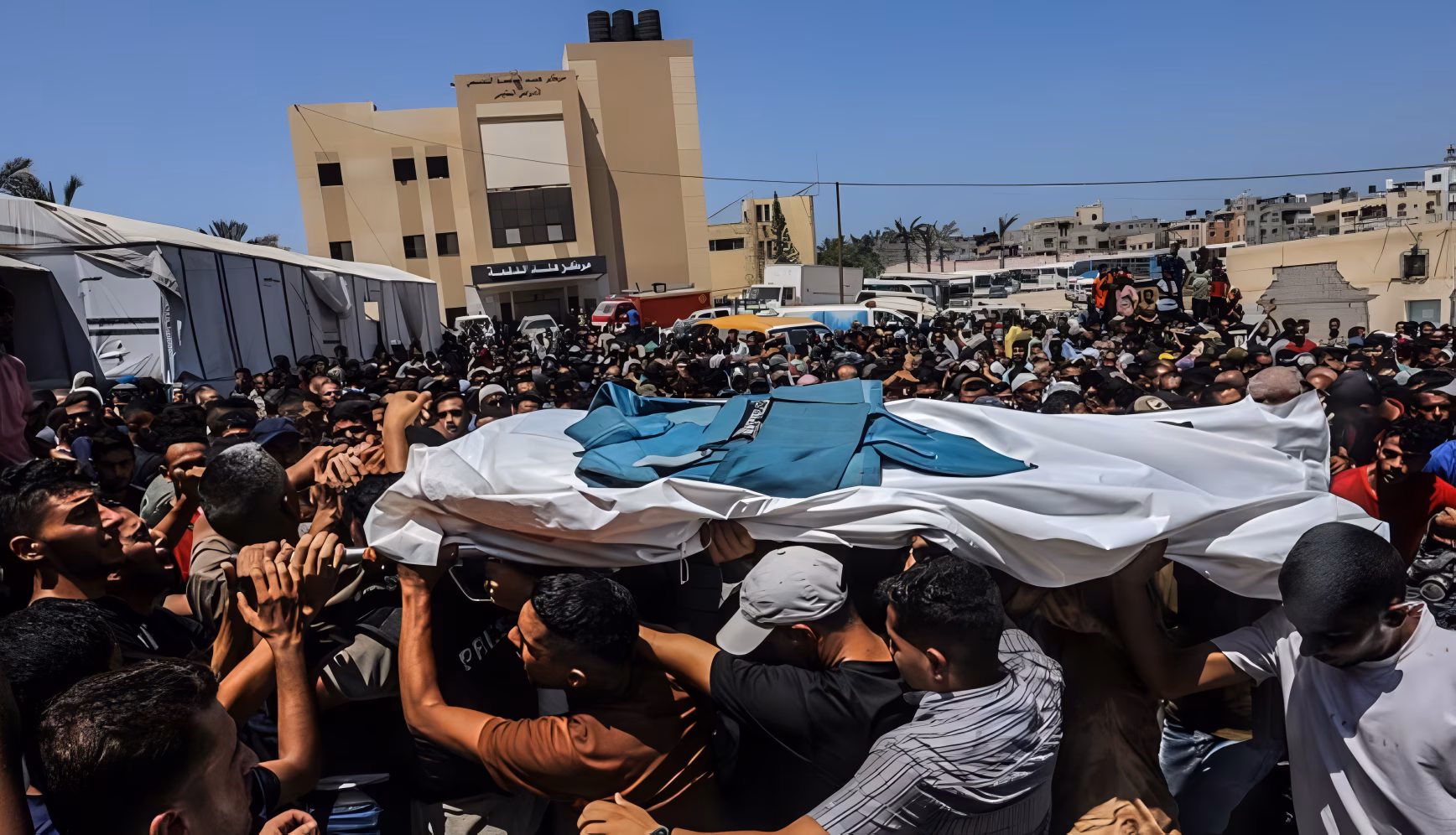 نەتەنیاهوو لەسەر بۆردوومانەکەی نەخۆشخانەی ناسر داوای لێبووردن دەکات