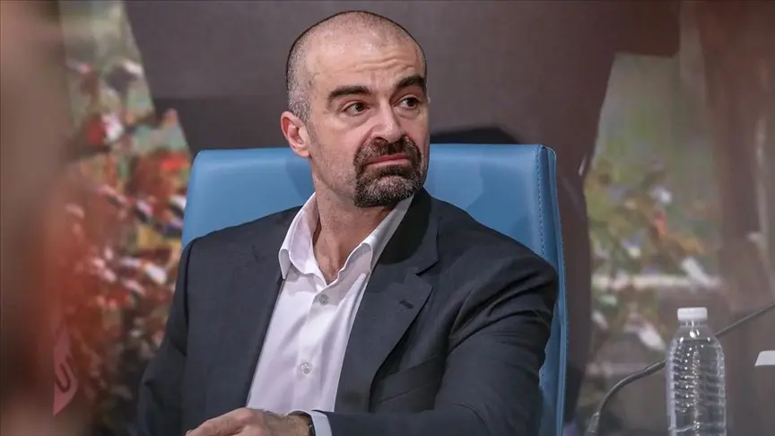 بافڵ تاڵەبانی خۆی فێری زمانی عەرەبی دەکات