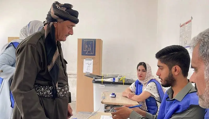 کارمەندانی سەرسندوقی دەنگدان پارە وەردەگرن