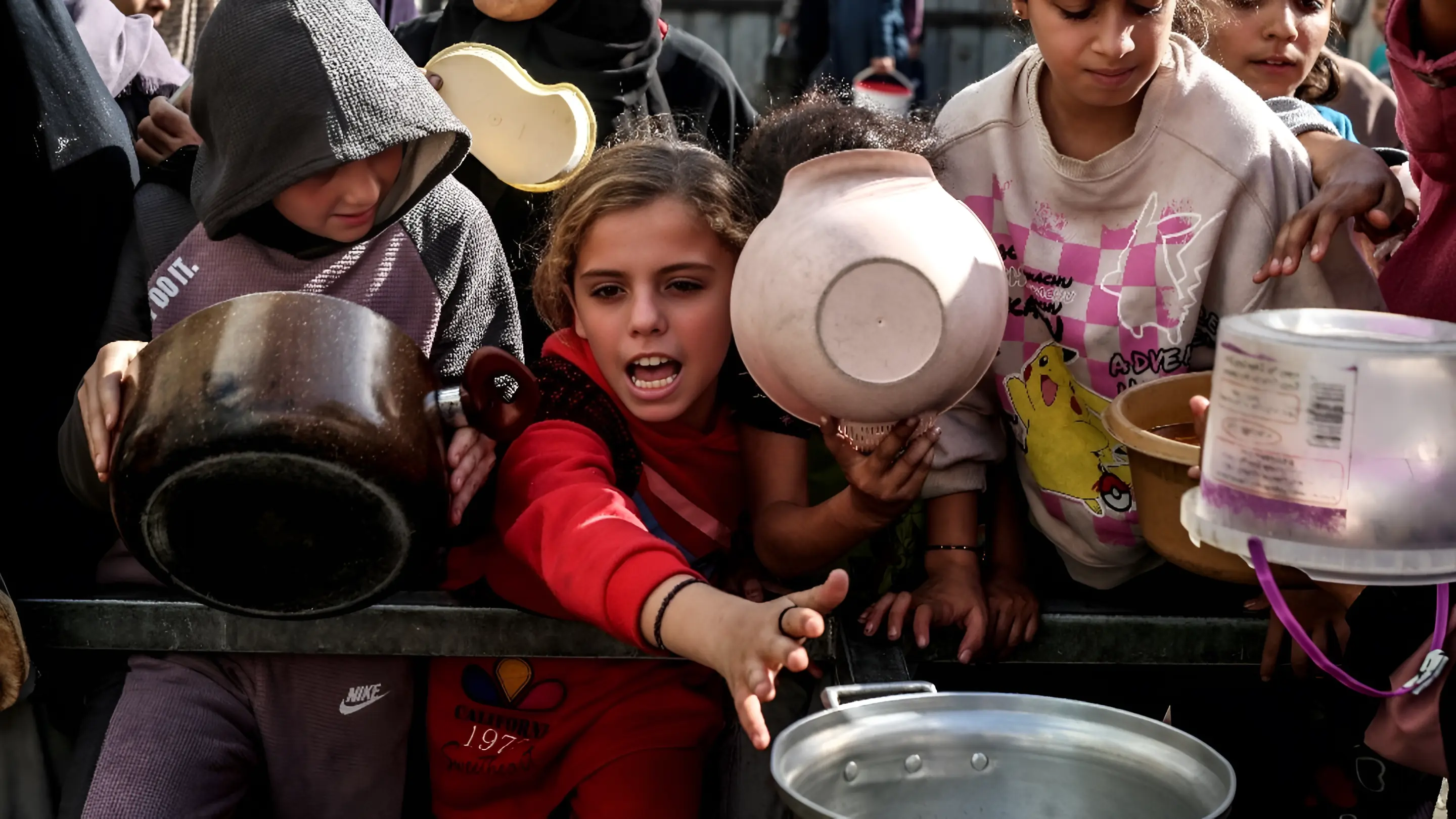 %80ـی منداڵانی غه‌ززه‌ برسیین و له‌ كاره‌ساتدا ده‌ژین