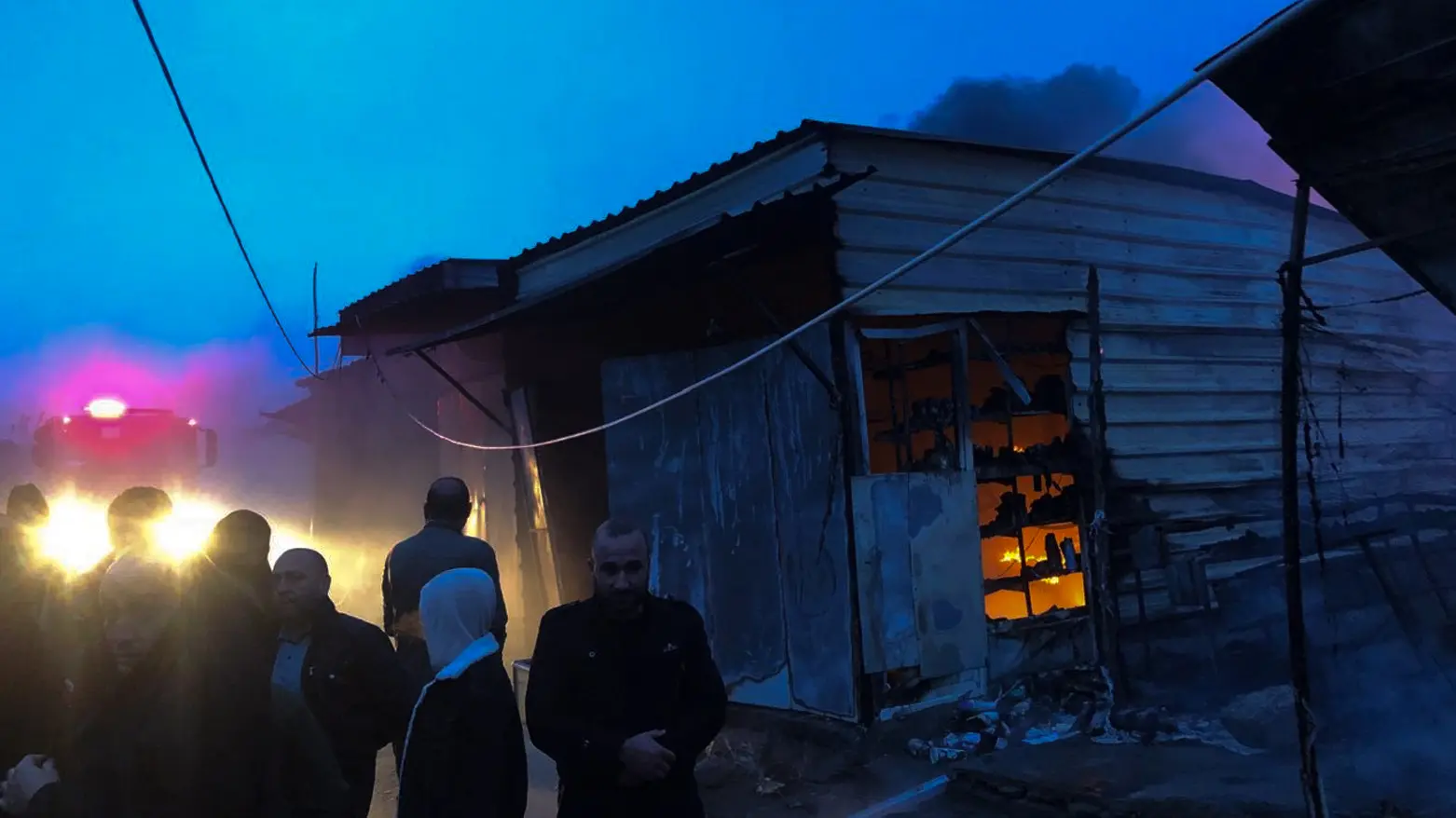 ئاگر لە کەمپێکی زاخۆ کەوتەوە و زیاتر لە 30 دووکان سووتان 