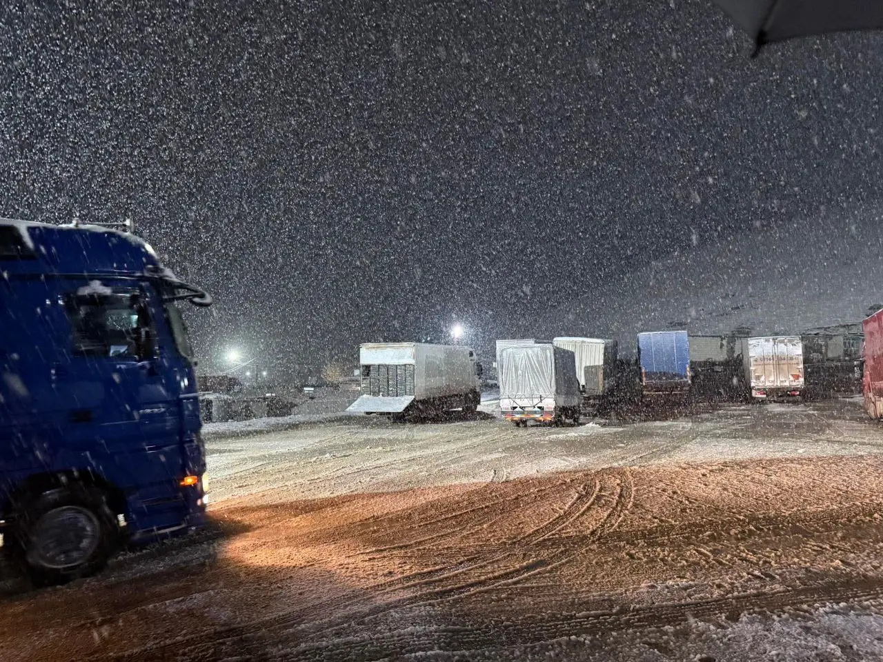 یه‌ك مه‌تر به‌فر باریوه‌ و هاتووچۆی مه‌رزی كێلێ وه‌ستاوه‌