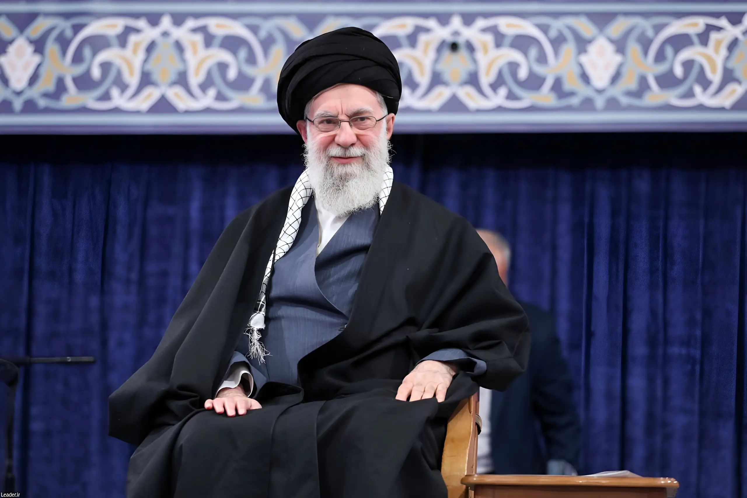 خامنەیی هەڕەشەی نقوومکردنی کەشتیییەکانی ئەمریکا دەکات