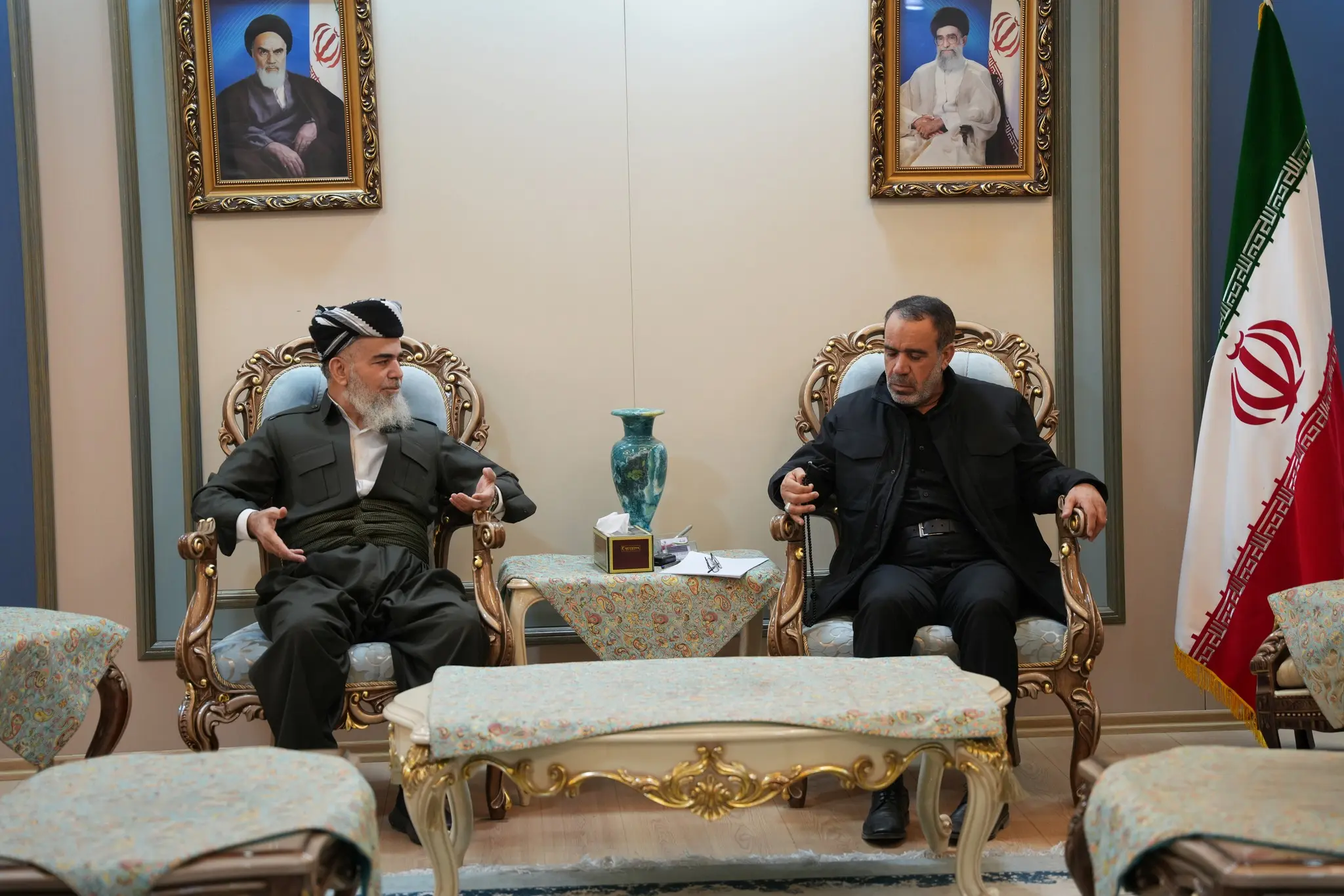 عه‌لی باپیر گه‌یشته‌ كونسوڵخانه‌ی ئێران و سه‌ره‌خۆشی لێكردن