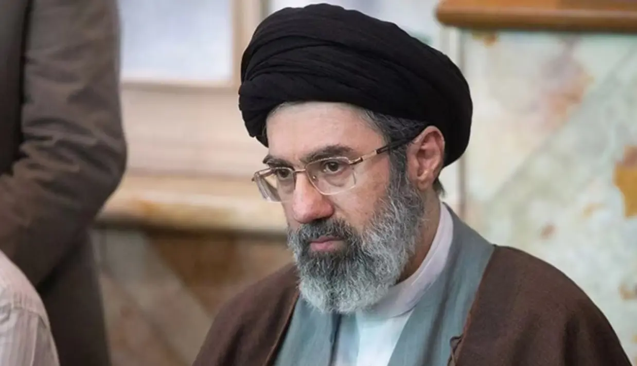 خامنه‌یی دوودڵ بوو له‌ سپاردنی دەسەڵات بە موجتەبای كوری