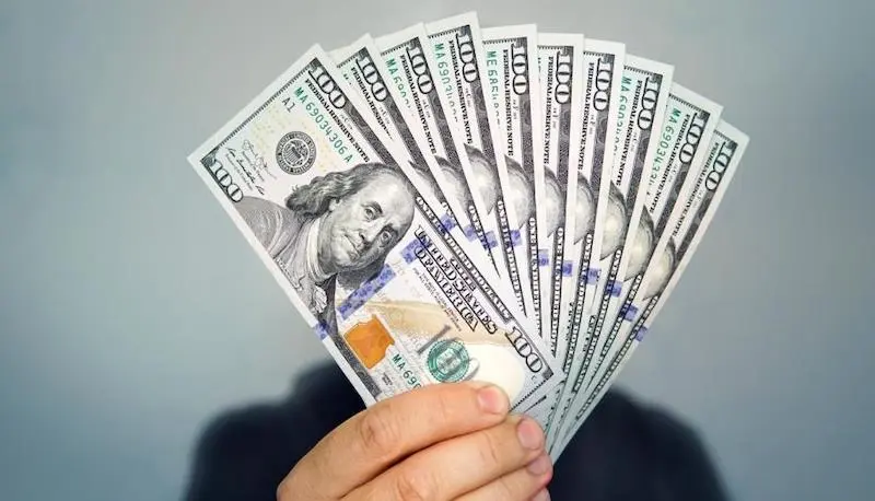 گەنجێک زیاتر لە دەفتەرێک دۆلار و ئایفۆن 17 بۆ خاوەنەکەی دەگەڕێنێتەوە