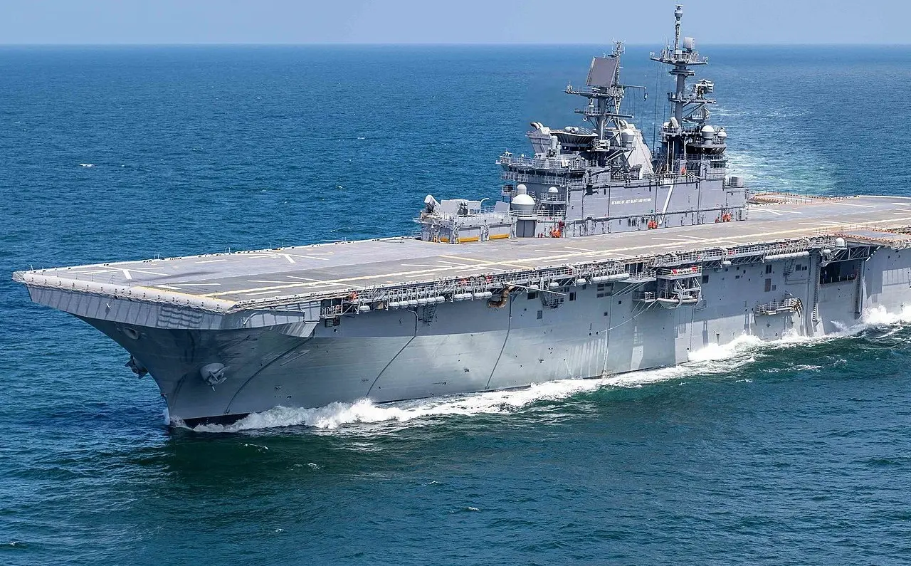 سوپای پاسداران کەشتییەکی جەنگی ئەمریکای پێکا