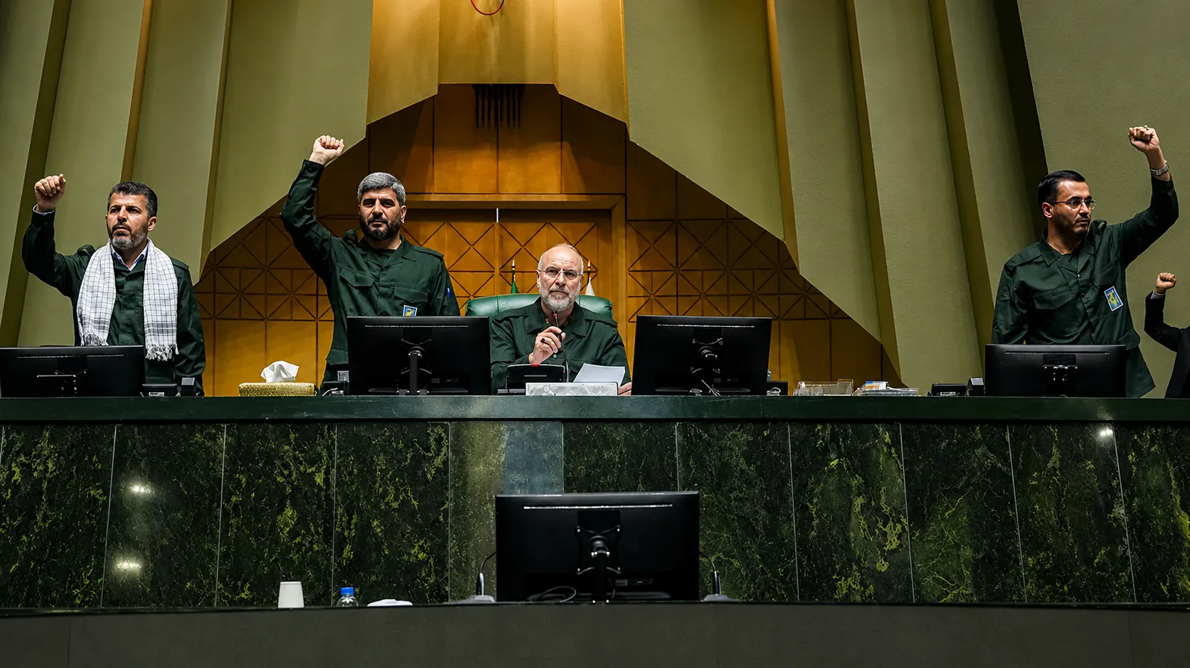 بەرپرسانی ئێران لە ئەگەری ڕووخانی ڕژێم پلانی هەڵاتن دادەڕێژن