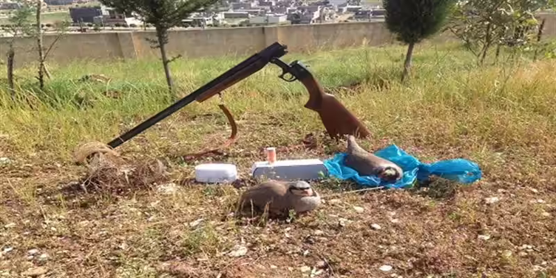 ژمارەیەک ڕاوچی بە چەک هێرشیان کردە سەر هێزە ئەمنییەکان و پۆلیسێک بریندارە