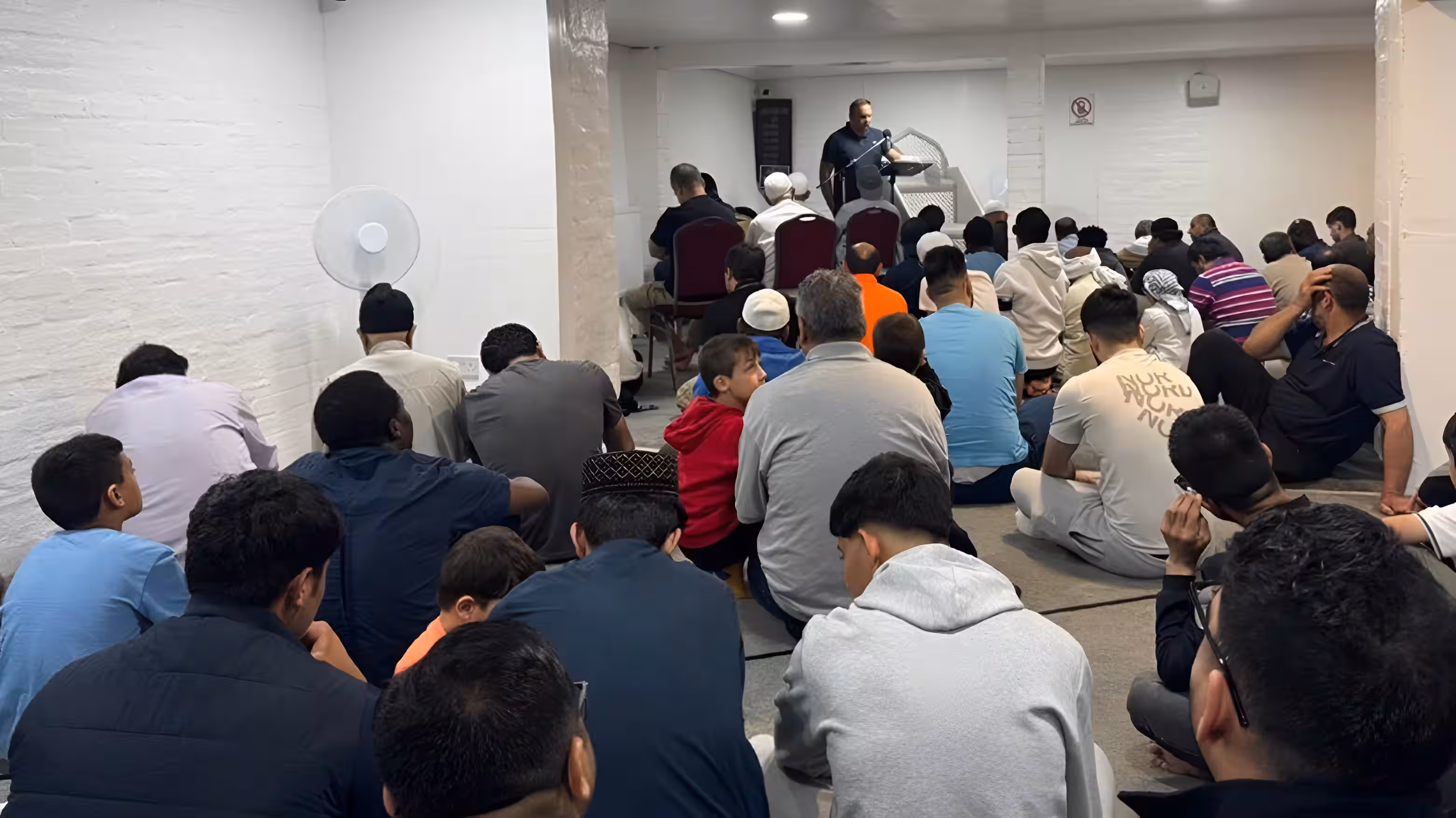 هەرزەکارێک لە بەریتانیا ویستی مزگەوتێک بە 275 موسڵمانەوە بسووتێنێت 