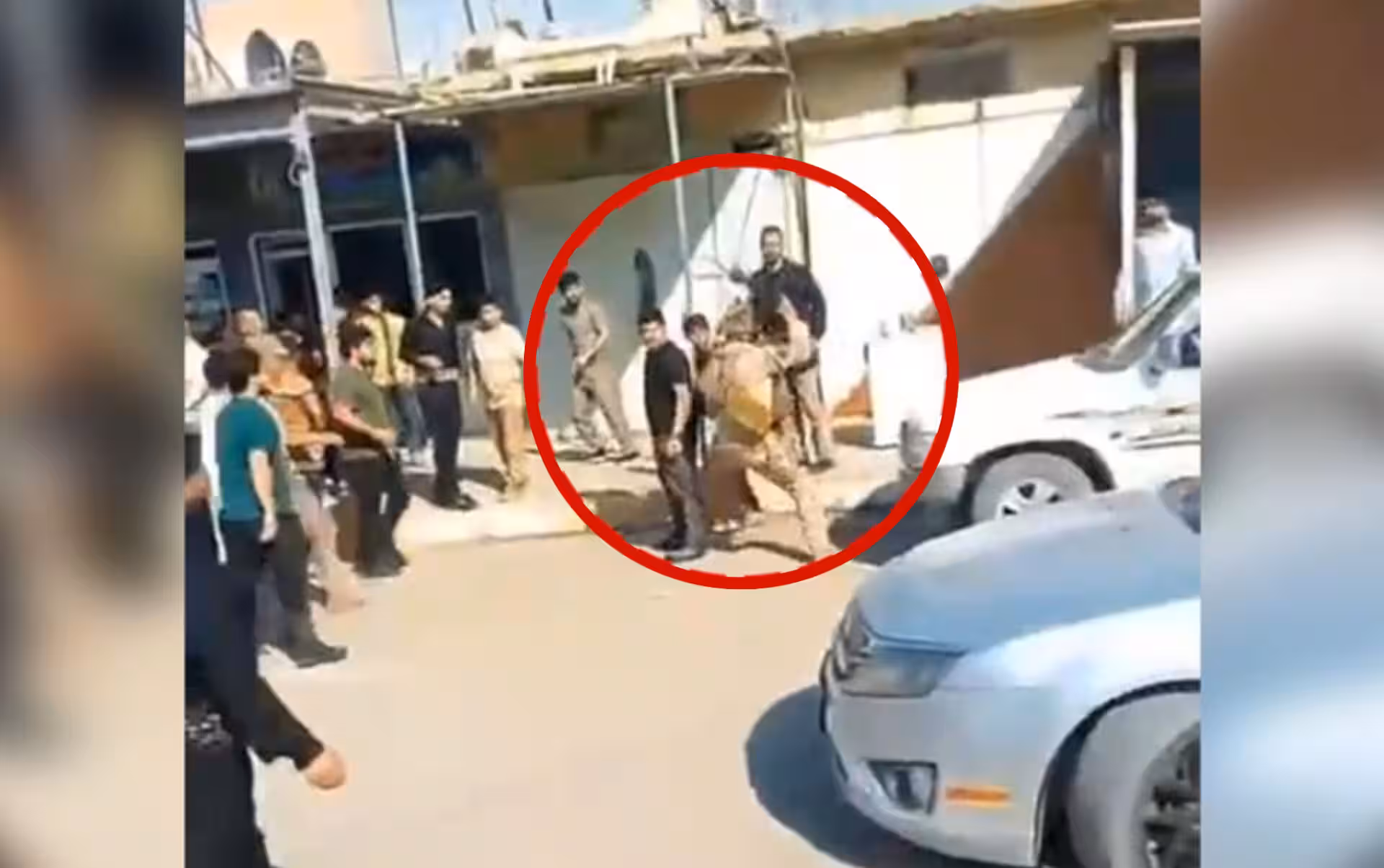 ئەو سەربازەی لەسەر ئاڵای کوردستان لە گەنجەکەی دا دەستگیرکرا