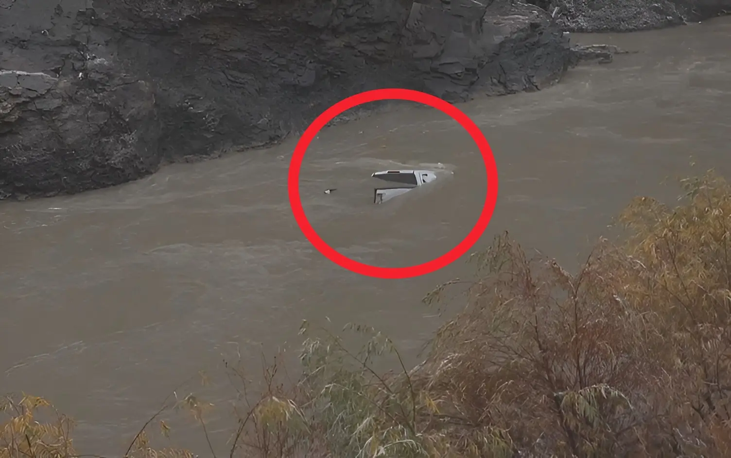 پیکابێک لە بەرزایی 150 مەترەوە کەوتە خوارەوە و 2 کەس گیانیان لەدەستدا