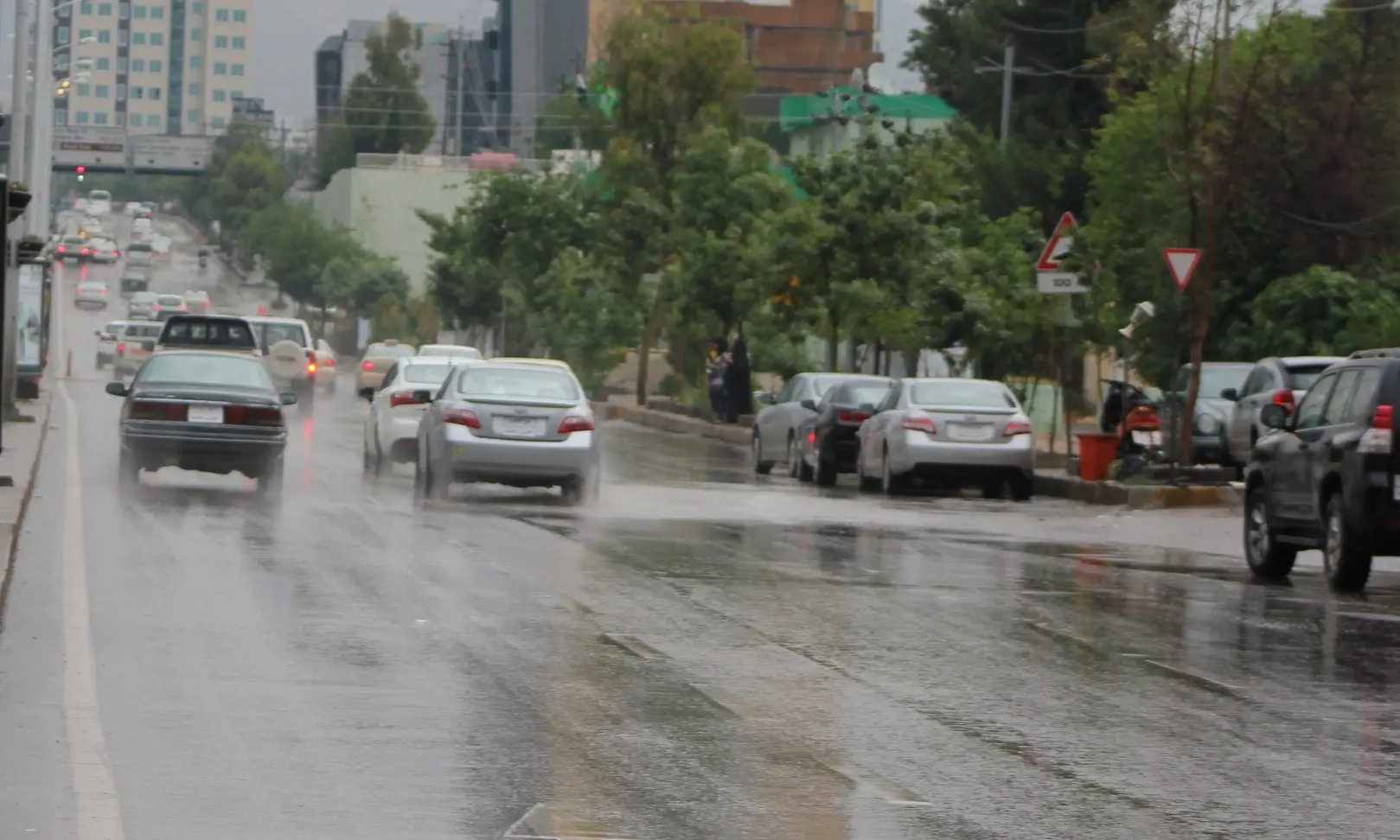 بارانی بەلێزمە و تەرزە ده‌بارێت